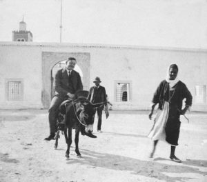 Paul Klee und August Macke (reitend) mit Fremdenführer vor der Barbier-Moschee in Kairouan, April 1914