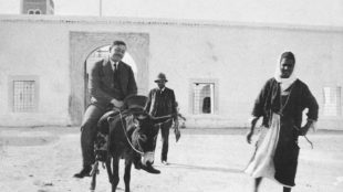 Paul Klee und August Macke (reitend) mit Fremdenführer vor der Barbier-Moschee in Kairouan, April 1914