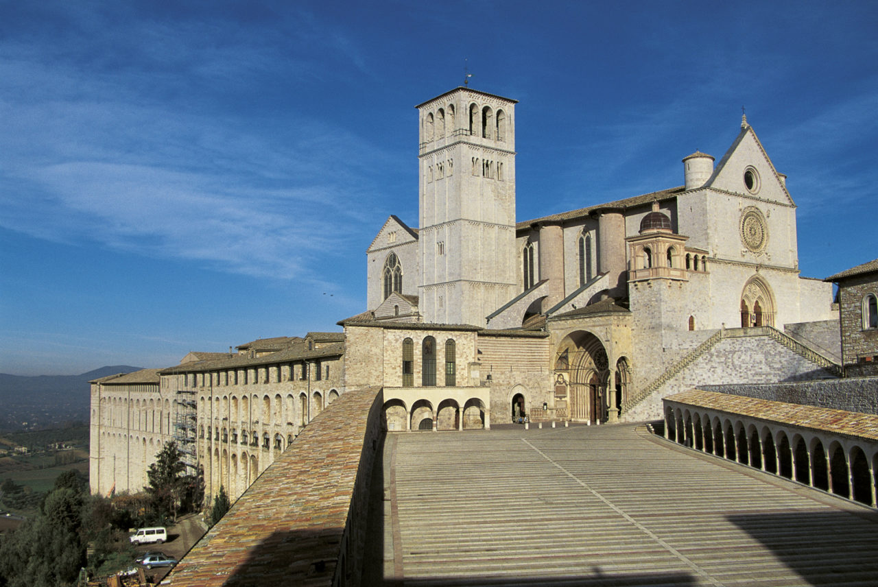 Ansicht der Kirchenanlage San Francesco in Assisi von Südosten mit dem Eingangsportal zur Unterkirche © Franco Cosimo Panini Editore