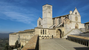 Ansicht der Kirchenanlage San Francesco in Assisi von Südosten mit dem Eingangsportal zur Unterkirche © Franco Cosimo Panini Editore