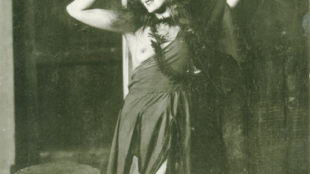 Grete Wiesenthal als „Perchtin“ in Richard Billingers Das Perchtenspiel, Salzburger Festspiele, 1928, Regie: Eduard Köck, Bühne: Robert Kautsky © Archiv der Salzburger Festspiele, Foto: Karl Ellinger