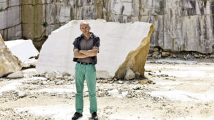 Hubert Maier im Marmorsteinbruch am Untersberg: „Hier kann man an Ort und Stelle aus dem Vollen schöpfen“ © Anton Brandl, München