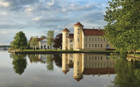 Rheinsberg, Blick über den Grienericksee auf Schloss und Theater © Stiftung Preußische Schlösser und Gärten Berlin-Brandenburg, Foto: Leo Seidel