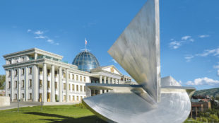 Gabriela von Habsburg, Monument to the 3 Powers in the State, 2009, Tiblisi, Georgien Foto: © Gabriela von Habsburg