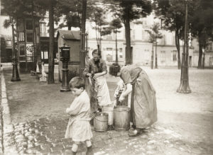 Montmartre, Frauen am Brunnen, Place du Tertre, 1900