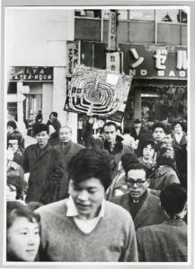 Friedensreich Hundertwasser mit dem Bild 466 Die erste Japan Spirale, 1961 Foto: Keisuke Kojima