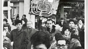 Friedensreich Hundertwasser mit dem Bild 466 Die erste Japan Spirale, 1961 Foto: Keisuke Kojima