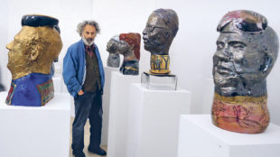 Erwin Eisch inmitten seiner Werke im Museum Moderne Kunst Wörlen, Passau © Foto: Thomas Reimann