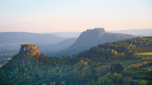 Blick auf die Hegauberge mit Hohenkrähen und Festung Hohentwiel © Foto: Achim Mende