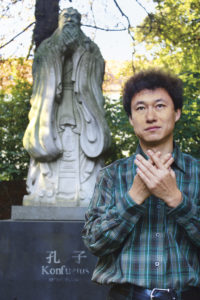 Chang Tianhu vor der Konfuzius-Statue im Münchner Dichtergarten © Rainer Arnold