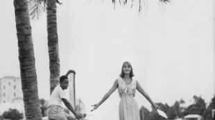 Model Tania Mallet vor den Booten in der Bucht von Flatts Village, Bermuda-Inseln, Vogue, Januar 1961