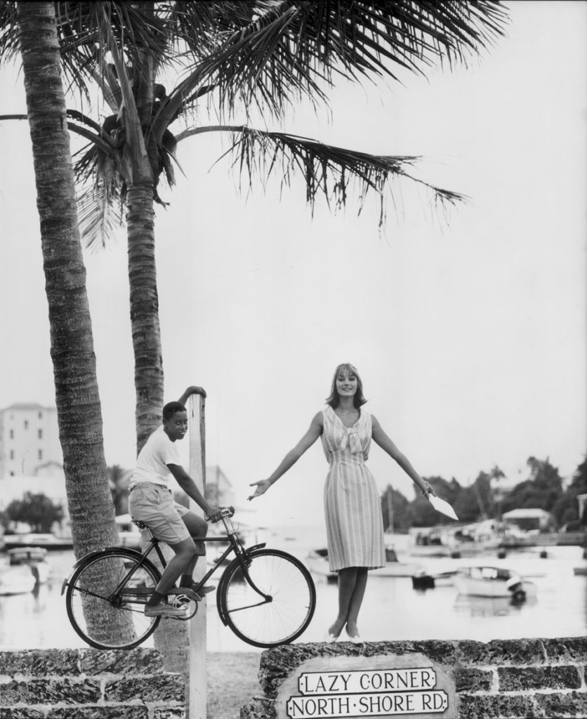 Model Tania Mallet vor den Booten in der Bucht von Flatts Village, Bermuda-Inseln, Vogue, Januar 1961