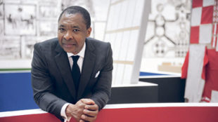 Okwui Enwezor in der Ausstellung Matt Mullican, Haus der Kunst, 2011 © Andreas Gebert