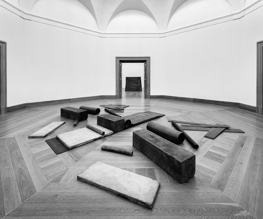 Richard Serra, Cutting Device: Base Plate Measure, Ausstellungsansicht im Museum Wiesbaden, 2017 Foto: Museum Wiesbaden/Bernd Fickert; © VG Bild-Kunst, Bonn 2017